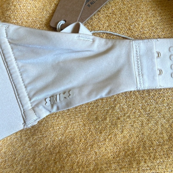 SKIMS Lightly Lined Bra 30D - Picture 3 of 3